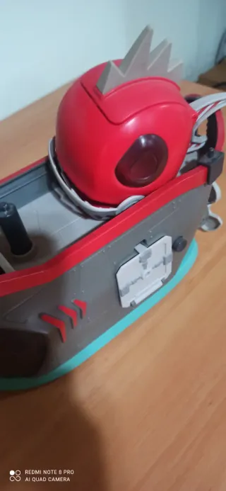 Barco de juguete con figuras