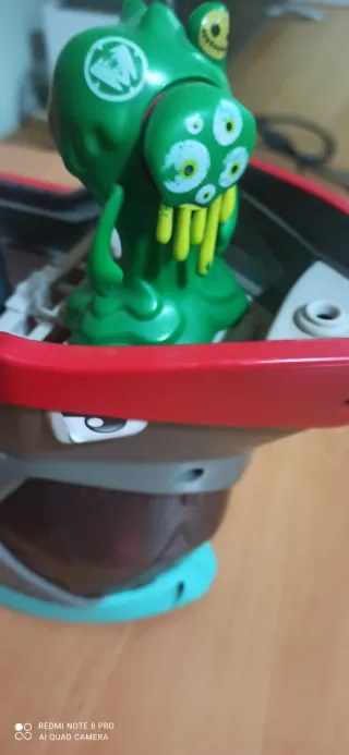 Barco de juguete con figuras