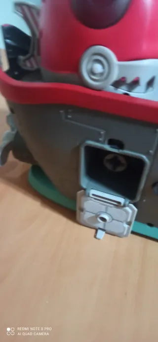 Barco de juguete con figuras