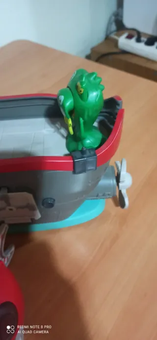 Barco de juguete con figuras