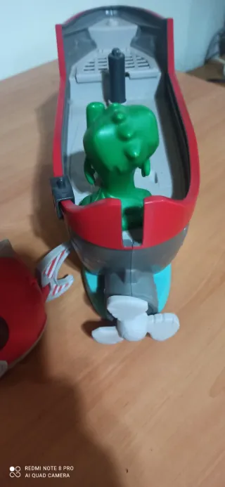 Barco de juguete con figuras