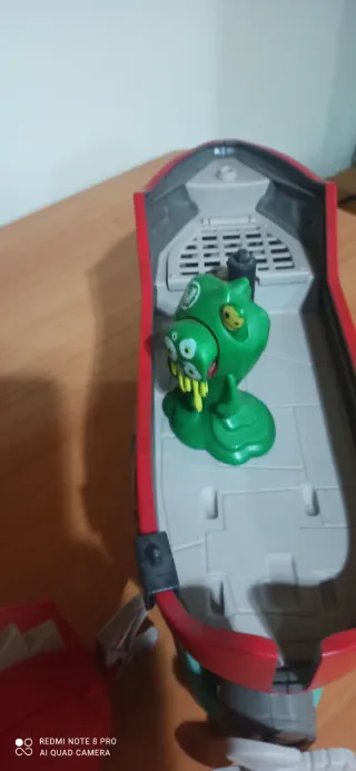 Barco de juguete con figuras