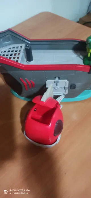 Barco de juguete con figuras