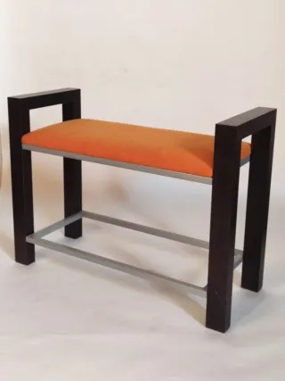 Banquetas de dormitorio de madera natural.