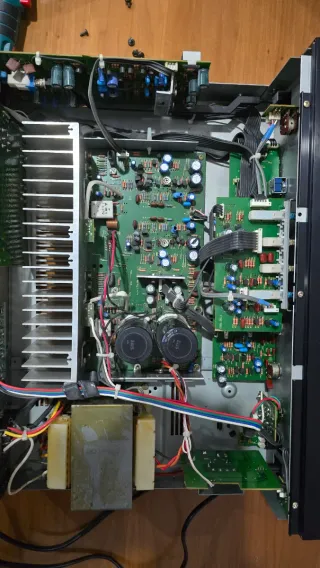 Amplificador Harman Kardon HK6500 y altavoces.