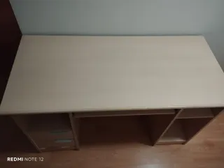 Escritorio ordenador beige con cajones