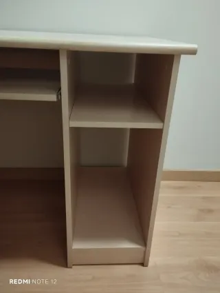 Escritorio ordenador beige con cajones