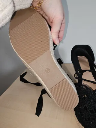 Alpargatas negras con cuña y lazo T37