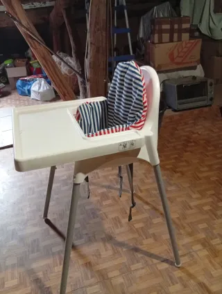 Trona de niño con cojín acolchado