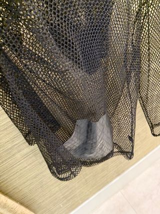 Camiseta negra de rejilla con capucha