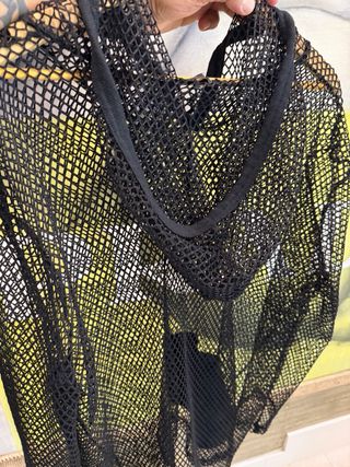 Camiseta negra de rejilla con capucha