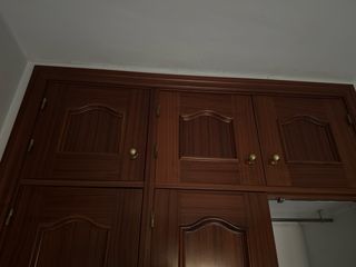 Puertas de armario de madera oscura