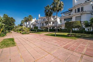 Piso en venta en Los Naranjos - Las Brisas en Marbella