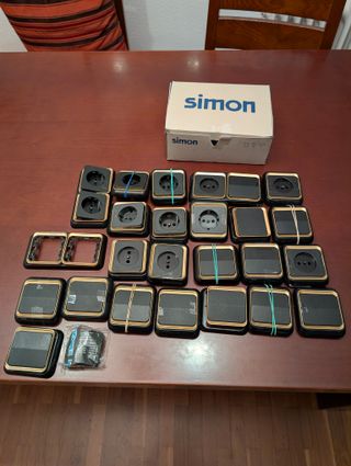 Simon Interruptores y Enchufes Negro-Dorado