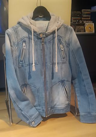 Cazadora vaquera con capucha