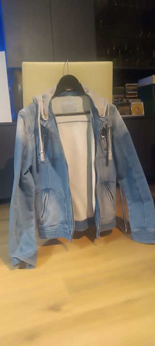 Cazadora vaquera con capucha