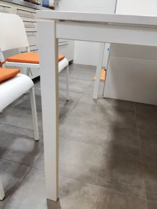 Mesa y 4 sillas blancas de madera para comedor/coc