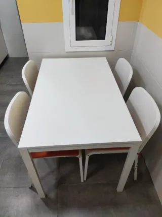 Mesa y 4 sillas blancas de madera para comedor/coc