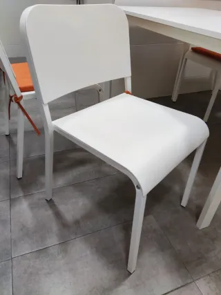 Mesa y 4 sillas blancas de madera para comedor/coc