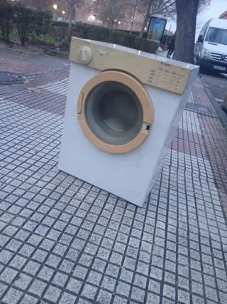 Lavadora Lynx blanca y beige