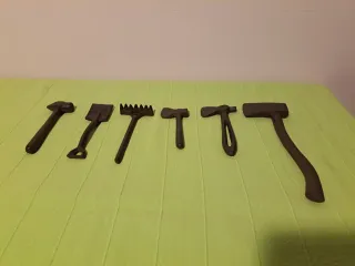 COLGADOR DE HIERRO CON HERRAMIENTAS EN MINIATURA.