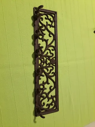 COLGADOR DE HIERRO CON HERRAMIENTAS EN MINIATURA.