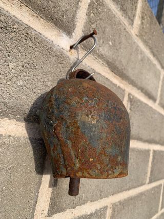 Campanaccio antico in metallo arrugginito