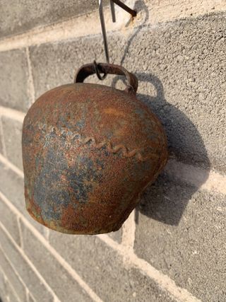 Campanaccio antico in metallo arrugginito