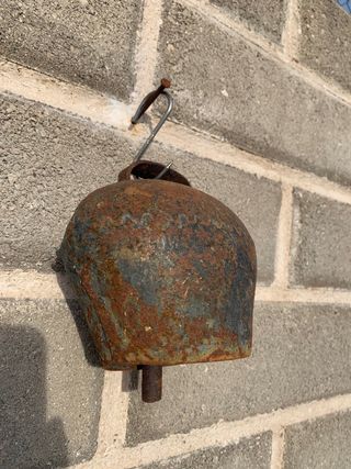 Campanaccio antico in metallo arrugginito