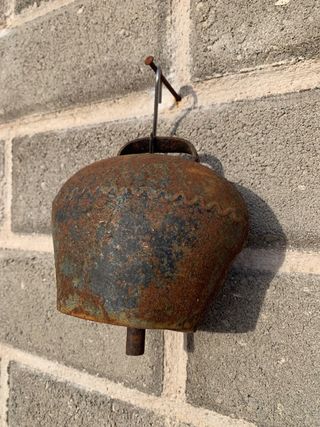 Campanaccio antico in metallo arrugginito