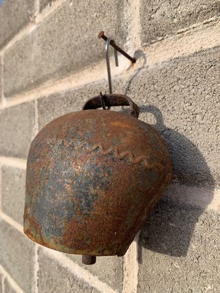 Campanaccio antico in metallo arrugginito