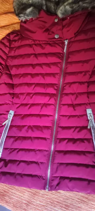 Chaqueta acolchada roja con capucha marca tintorre