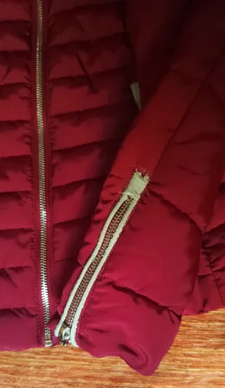 Chaqueta acolchada roja con capucha marca tintorre