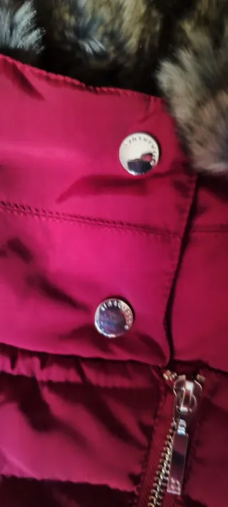 Chaqueta acolchada roja con capucha marca tintorre