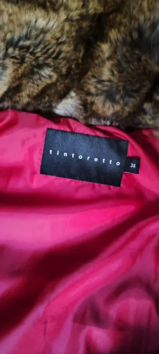 Chaqueta acolchada roja con capucha marca tintorre