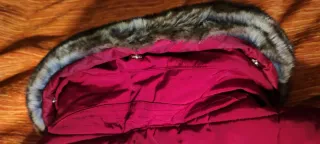 Chaqueta acolchada roja con capucha marca tintorre