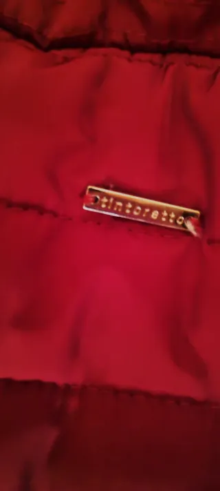 Chaqueta acolchada roja con capucha marca tintorre