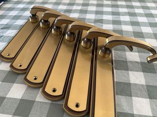 Manillas de puerta doradas