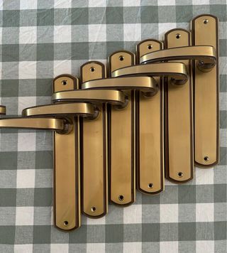 Manillas de puerta doradas