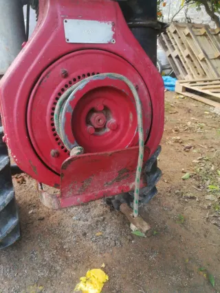 Motocultor con remolque rojo