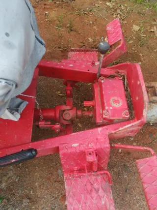 Motocultor con remolque rojo