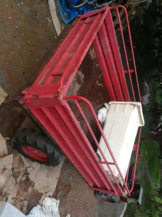 Motocultor con remolque rojo