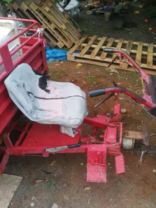 Motocultor con remolque rojo