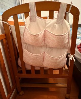 Cuna de bebé de madera con accesorios