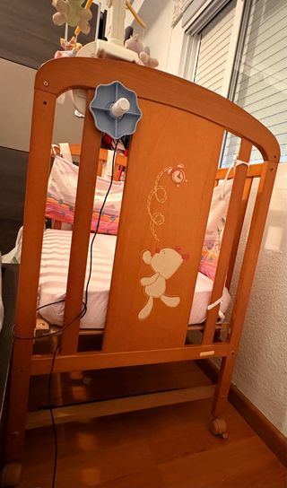 Cuna de bebé de madera con accesorios