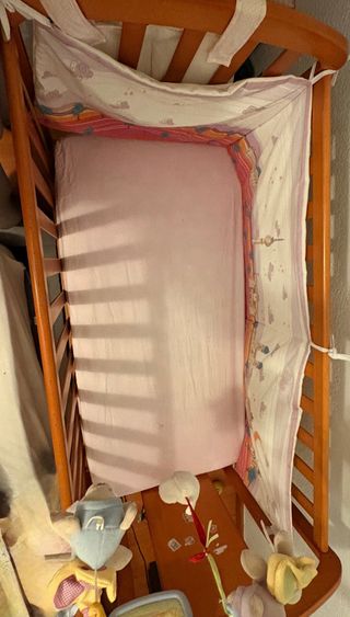 Cuna de bebé de madera con accesorios