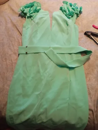Vestido turquesa con detalle en hombros y cinturón