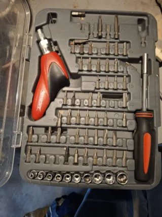 Caja de herramientas manual con puntas