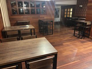 Conjunto Mesa alta y taburete para bar.