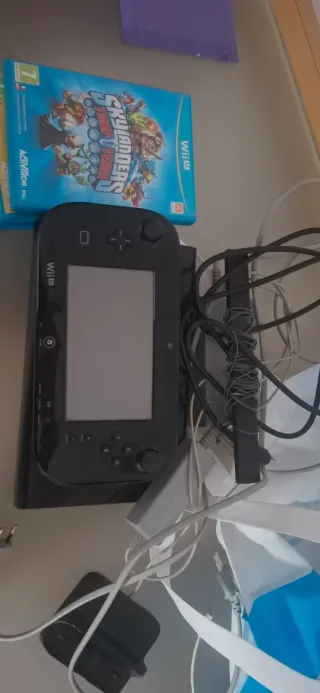 Nintendo Wii U Negra + Juego Skylanders,